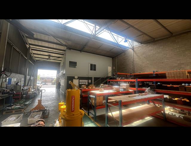 820M² WAREHOUSE TO LET IN SPARTAN